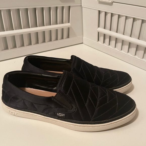 Uggs quilt design shoes 40% silk and 60% cotton. Great conditions. - Picture 2 of 13